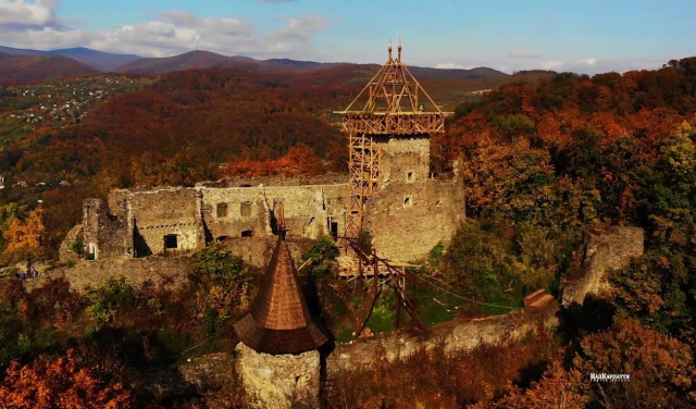 Невицький замок показали у яскравих кольорах осені (ВІДЕО)