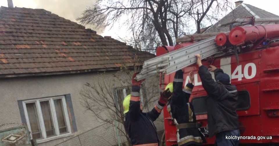 Рятувати людей із палаючого будинку до приїзду пожежників взялися місцеві мешканці.