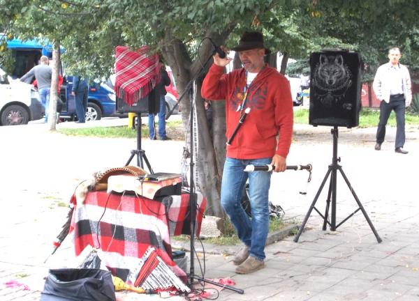 Ужгородський вуличний музикант розповів про речі, які дарують натхнення