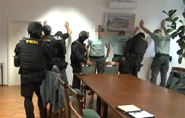 При содействии контрабанде из Закарпатья к Венгрии арестован 18 таможенников и трое гражданских.