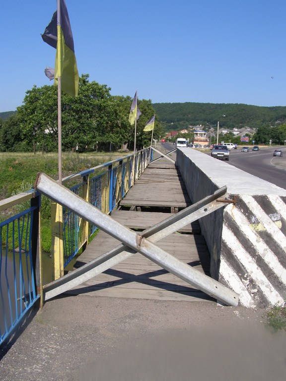 Автомобільний міст на трасі Ужгород-Ясіня, що на нижньому кінці Великої Копані, відомий майже усім закарпатцям і гостям нашого краю. У народі його ще називають Білим мостом.
