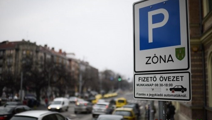 З 24 грудня по 2 січня можна безкоштовно припаркуватися практично в будь-якому місці Будапешта.