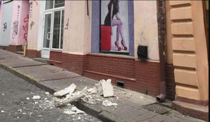 В центре Львова кусок кирпича с фасада упал на женщину 