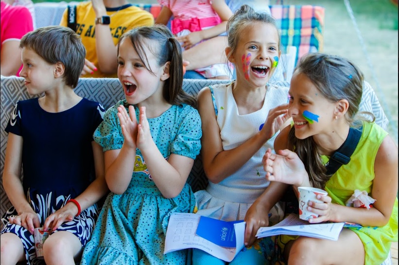 З 10 липня в місті Іршава відкриється другий Спільно Кемп. Це літній простір для дітей та молоді 7-17 років, що має на меті обʼєднати місцевих та внутрішньо переміщених дітей у різних активностях. 