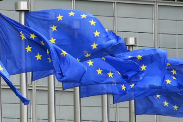 Евросоюз настаивает на вступление в силу соглашения о свободной торговле с Украиной с 1 января 2016 года, несмотря на требование России отсрочить вступление в силу документа.
