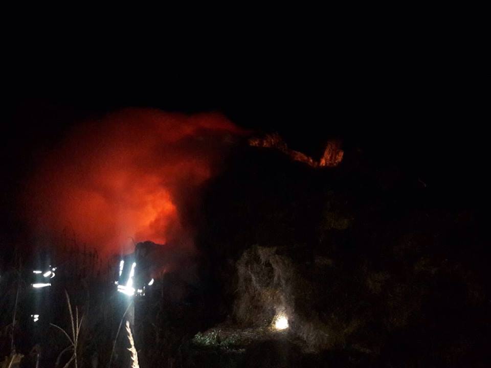 Внаслідок пожежі власник позбувся близько 12 тон соломи.