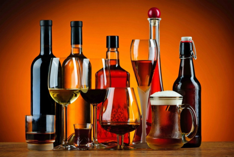 Закарпатские налоговые органы наказывают бизнес за продажу алкоголя дешевле, чем необходимо.