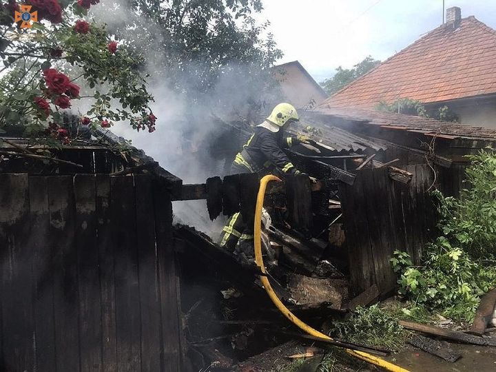 На Тячівщині вогонь нищив надвірну споруду: рятувальники розповіли деталі 