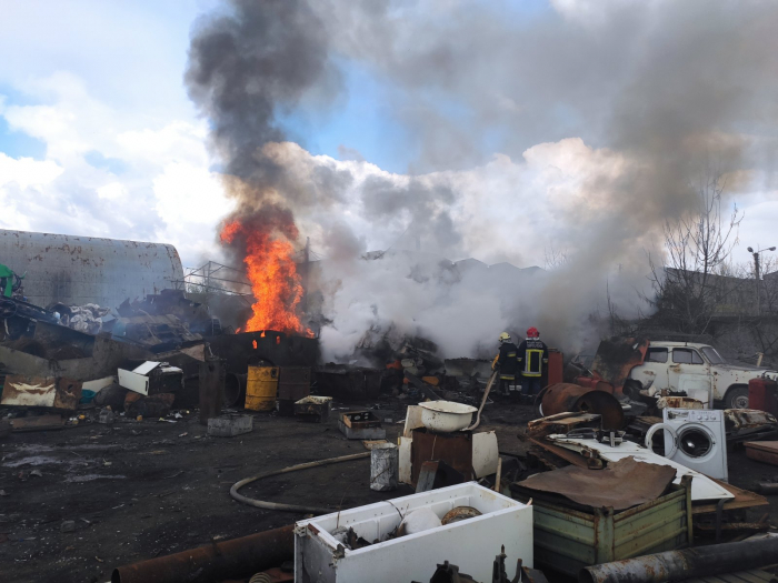 20 апреля в 13:30 в Службу спасения поступило сообщение о пожаре, который произошел на объекте по приему и складу металлолома.