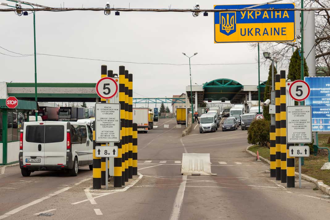 Під час воєнного стану в Україні військовозобов'язаним громадянам заборонено перетинати державний кордон. Однак є винятки, зокрема, для водіїв, які перевозять гуманітарну допомогу для ЗСУ чи населення