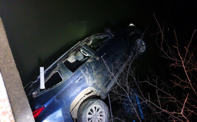 На Черкащині автівка злетіла у річку, водій загинув на місці. 