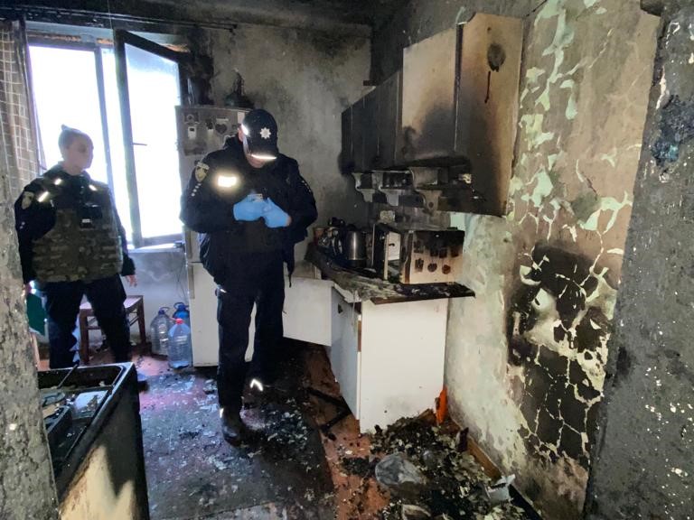 Поліцейські затримали 41-річного львів’янина, який під час конфлікту з дружиною облив бензином і підпалив будинок, у якому вони проживали разом з двома дітьми, після чого втік.