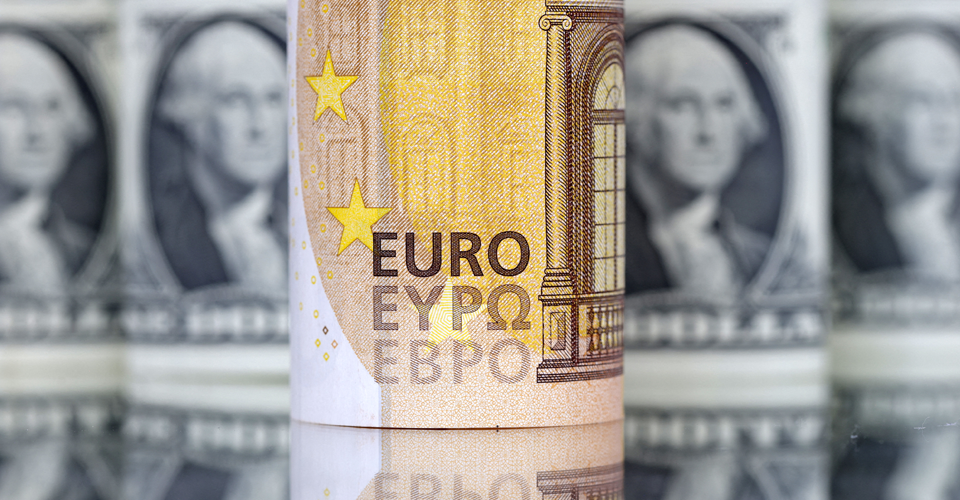 Долар і євро знову змінився: який курс зафіксовано перед вихідними