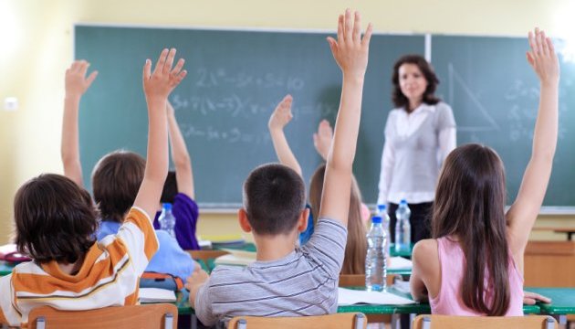 На черговому засіданні Мукачівського міськвиконкомі дозволено керівникам загальноосвітніх навчальних закладів зарахувати 257 дітей до перших класів.