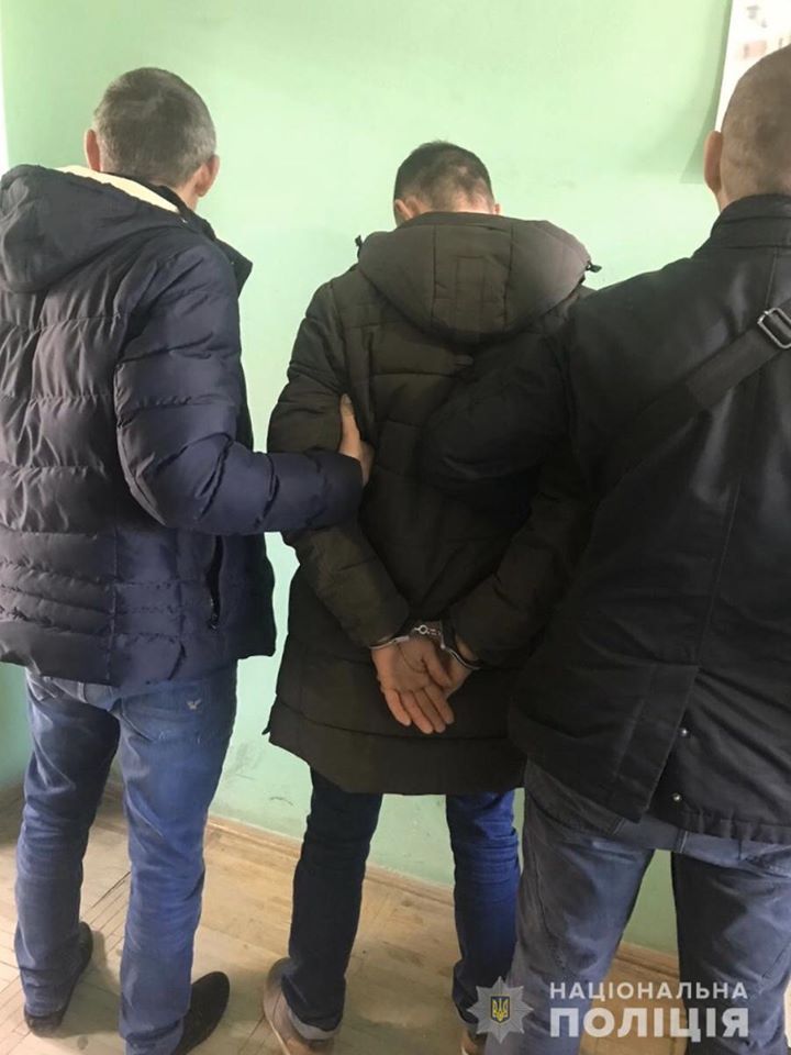 Сьогодні, 18 березня, до поліції звернувся чоловік, який повідомив, що у під'їзді його будинку на нього напав невідомий.