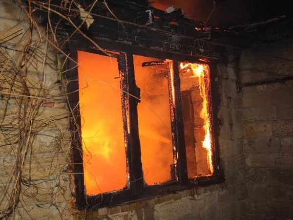 Вогнем знищено перекриття та покриття надвірної споруди та майно у ній, повідомляють в У ДСНС у Закарпатській області.
