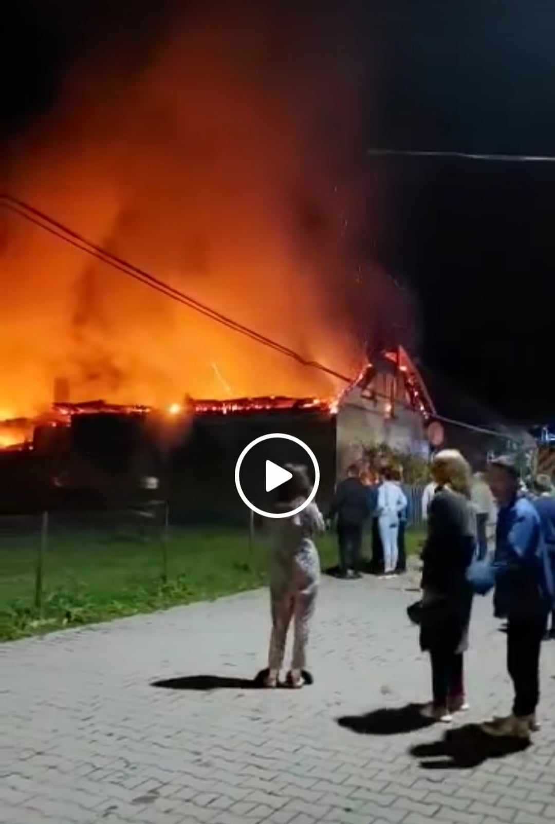 Оприлюднено кадри жахаючої пожежі на Закарпатті: зібралось багато людей (ФОТО, ВІДЕО)