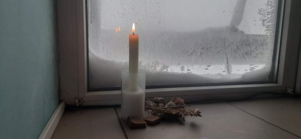 Спасатели также присоединились к траурной акции и зажгли свечу на подоконнике обсерватории на горе Поп Иван.