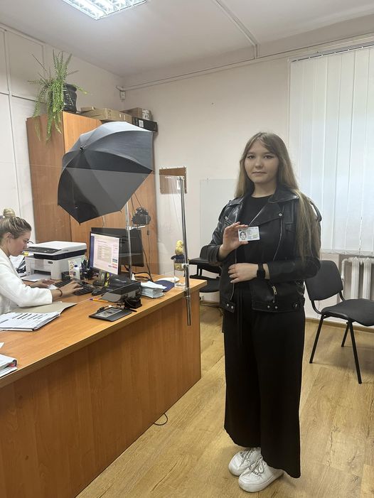 Рідне селище дівчини перебуває під тимчасовою окупацією з 2014 року, то отримати паспорт громадянина України вчасно вона не змогла.