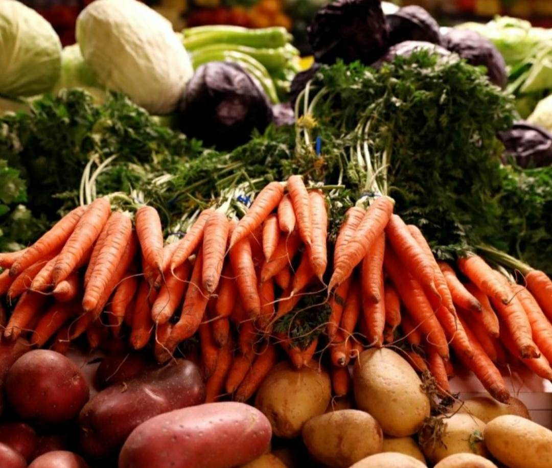  Останніми днями ціни на овочі різко пішли на спад. Ще місяць тому сезонні овочі й фрукти вражали рекордними цінами жителів Закарпаття. 