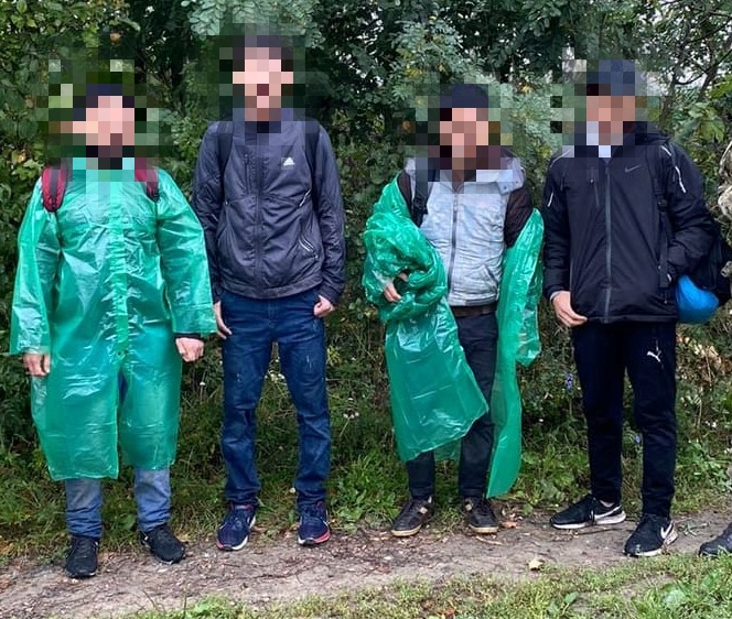 Чотирьох нелегальних мігрантів затримали сьогодні вранці прикордонники відділу «Косино» Мукачівського прикордонного загону поблизу українсько-угорського кордону.