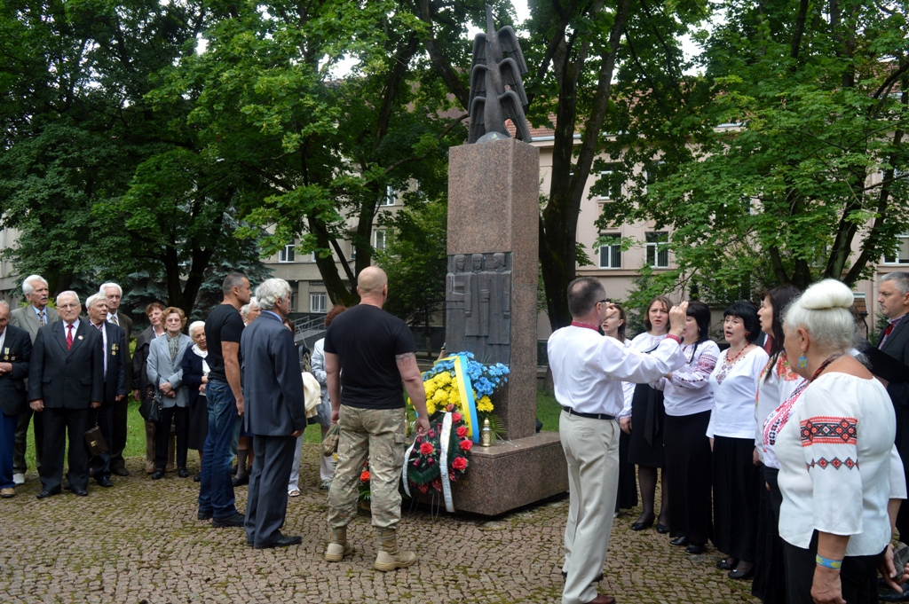 Урочисте зібрання до Дня вшанування жертв політичних репресій відбулося сьогодні в Ужгороді в сквері Небесної Сотні.