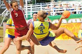 Сразу три представительницы Серебряной Земли соревнуются на пляжах Потругалии в составе юношеской сборной Украины по пляжному гандболу до 16 лет. 