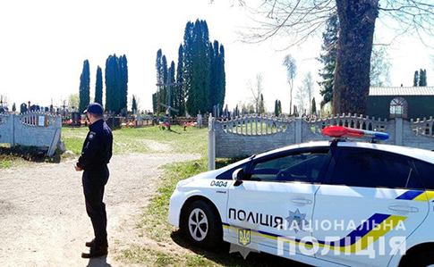 Председателям ОГА и КГГА поручено запретить посещение гражданами кладбищ, отдельных мест захоронений в традиционные послепасхальные поминальные дни, кроме случаев осуществления захоронений.


