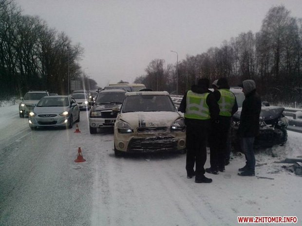 Утром 8 января на трассе Киев - Чоп в ДТП попали как минимум 14 автомобилей. Об этом пишет Житомир.info со ссылкой на пресс-службу житомирской патрульной полиции.