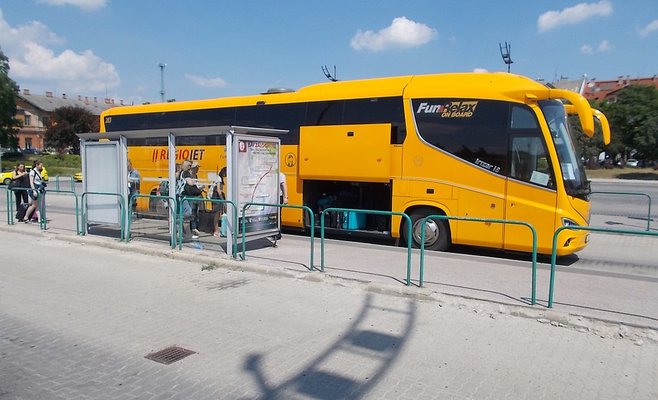 У Чехії на маршруті Ліберец-Прага водій автобуса втратив свідомість під час руху. Управління автобусом взяв на себе один з пасажирів.
