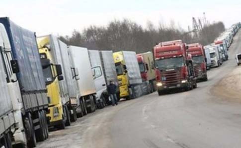 На українсько-польському кордоні у  Волинській області утворилася 20-кілометрова черга з автотранспорту.
