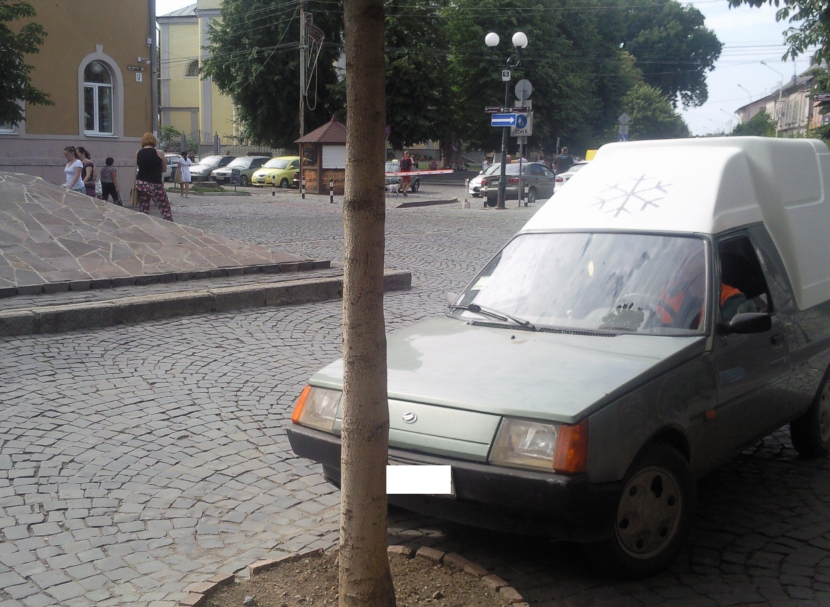 В Мукачеві поліція оштрафувала власників автівок, які припаркували їх з порушенням правил