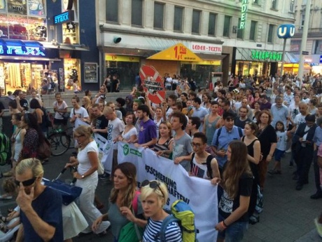 Десятки тысяч людей вышли на улицы Вены в субботу, чтобы продемонстрировать свою поддержку мигрантам, которые находятся в страну.