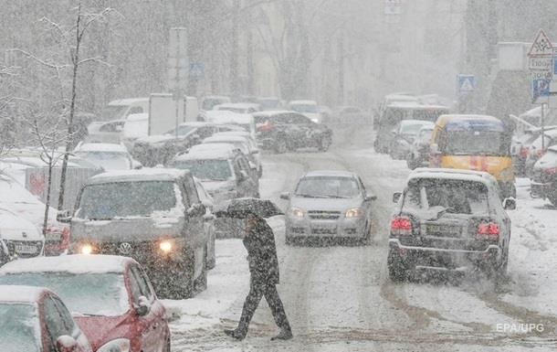 Вечером в столице резко остыло, дороги покрылись слоем льда. Местные власти призвали автомобилистов быть осторожными.