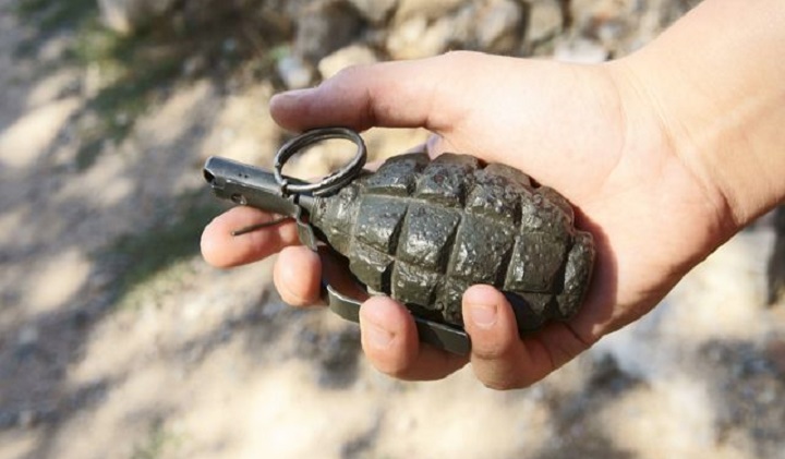 В Мукачеві на Пряшівській знайшли стару гранату.
