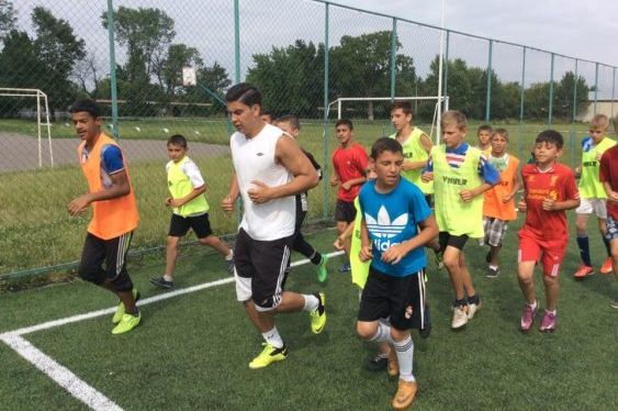 В Ужгороде расскажут, как цыганские подростки будут играть в дворовый футбол
