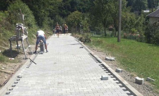 У селі Верхня Грабівниця, що на Воловеччині, ремонтники почали ремонт комунальної дороги, що веде до Бункера «Лінії Арпада».
