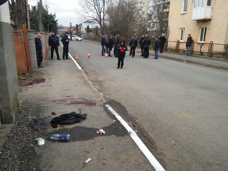 Около 13:00 патрульные получили вызов о стрельбе в Мукачево на улице Молодежной, недалеко от одной из школ.