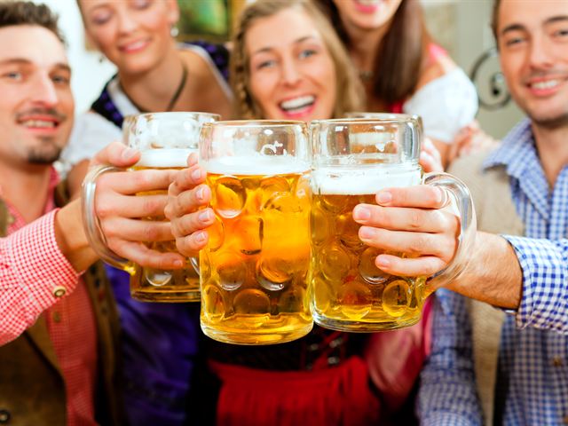 Исследователи из Швейцарии подтвердили, что многие и так уже знал: бокал пива может сделать человека более общительным.