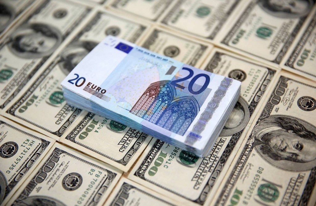 В Україні курс євро у вівторок, 18 вересня, упав на 13 копійок.
