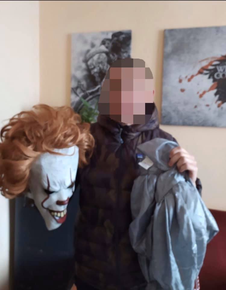 21-річний мешканець Іршавщини, переодягнутий у костюм «клоуна Пеннівайза», протягом грудня-січня розгулював містами Закарпаття і лякав пересічних пішоходів. Костюм у чоловіка вилучили. 