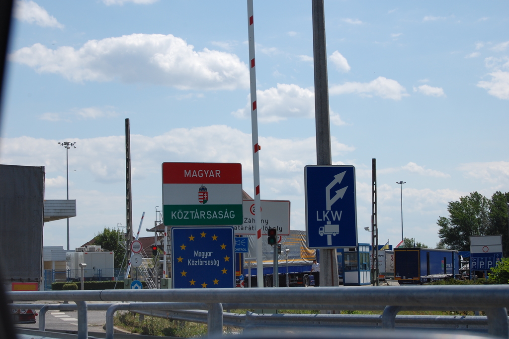 30 июля из-за сбоя в работе интернет системы на нескольких пунктах пересечения венгерско-украинской и венгерско-румынской границ сделали перерыва в работе, — сообщают венгерские СМИ.