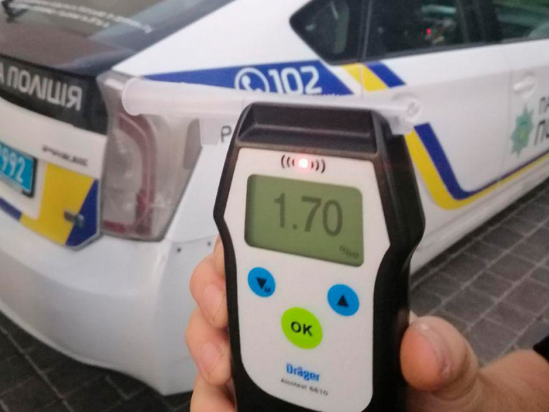 Ужгородські патрульні кілька днів тому зупинили автомобіль ВАЗ за порушення правил дорожнього руху на вулиці Гагаріна. Неповнолітній, без прав та ще й під дією алкоголю.