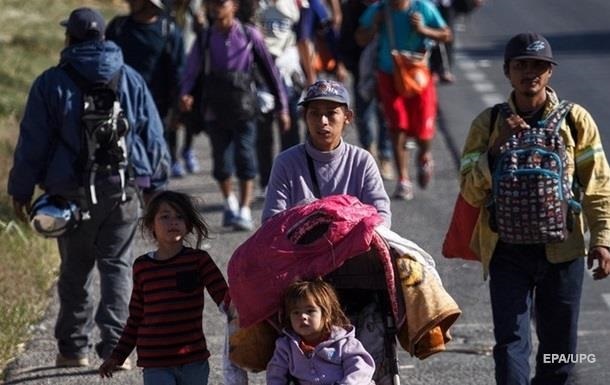 На кордоні з Мексикою прикордонники США застосували сльозогінний газ проти мігрантів, в тому числі жінок і дітей.

