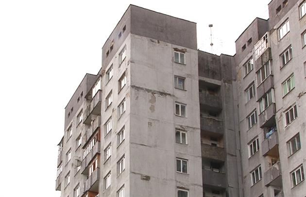 В субботу, 28 марта, с 12 этажа ужгородской 16-этажки выбросилась женщина. Она викинулся из окна своей квартиры.
