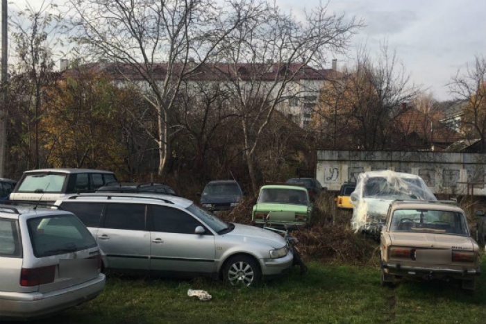 Співробітники Виноградівського відділення поліції спіймали чоловіка та його спільників на спробі обікрасти автомобіль на їх штрафмайданчику.