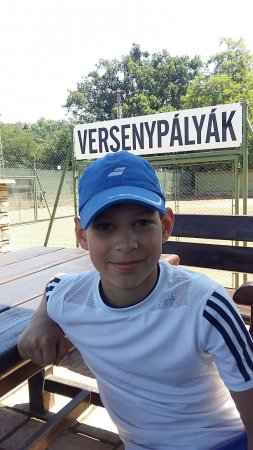 З перемогою повернувся з Угорщини вихованець відділення тенісу Тячівської ДЮСШ 11-річний Ігор Шишмарьов. 