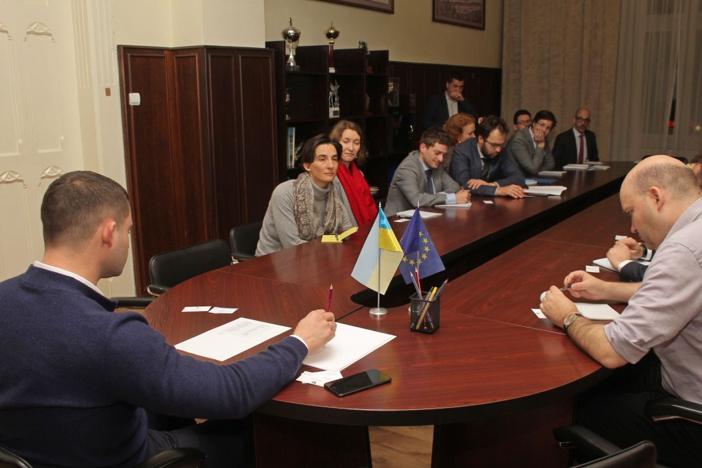 Делегація дипломатів 13 посольств країн-членів ЄС в Україні відвідала Мукачево. Це представники посольств Австрії, Бельгії, Чехії, Франції, Німеччини, Греції, Угорщини, Латвії, Люксембургу та інших.