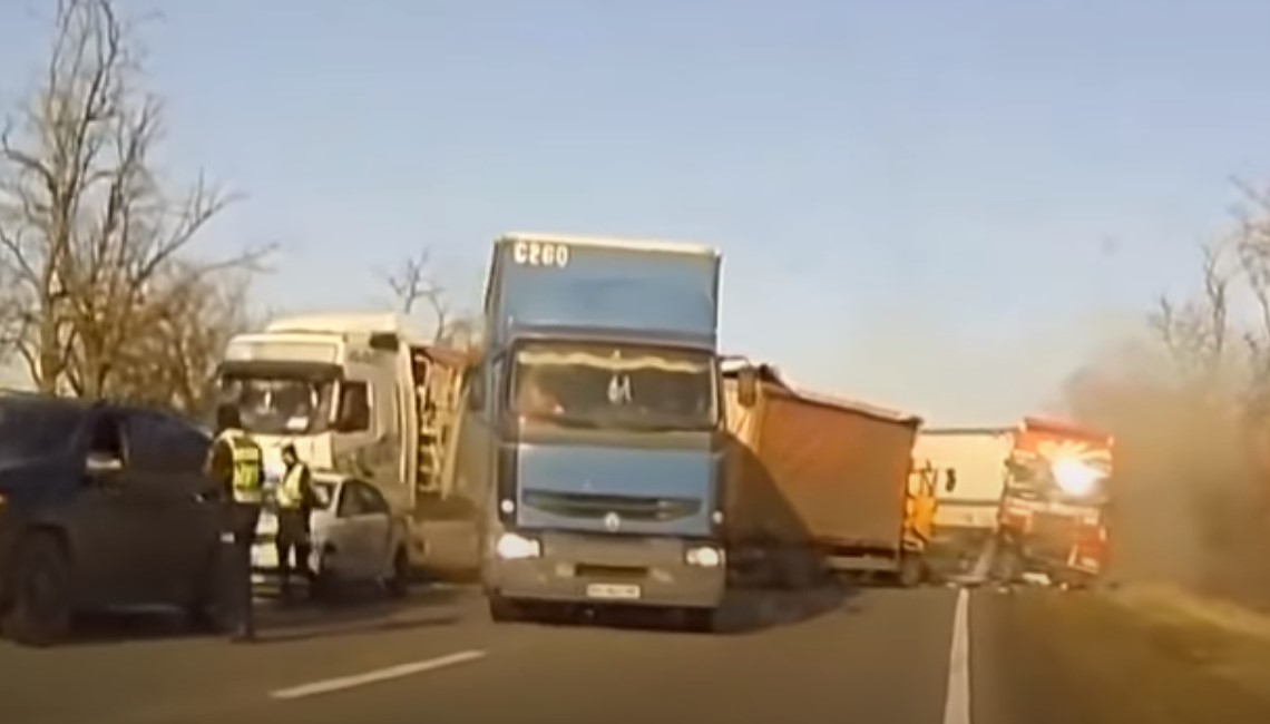 У соціальних мережах з'явилося відео, на якому видно момент зіткнення чотирьох вантажівок на трасі