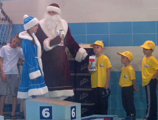 В Ужгороді відбулись дитячі змагання з плавання "На старт з Дідом Морозом"